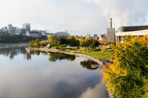 Ottawa Skyline och Park i skrovet — Stockfoto