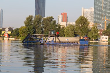Viyana'da büyük tekne su Temizleme