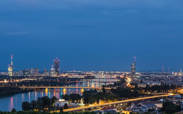 Budov a mostů u řeky Dunaj, řeka — Stock fotografie