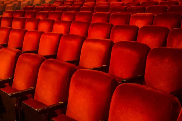 Cadeiras vermelhas dentro de um teatro — Fotografia de Stock