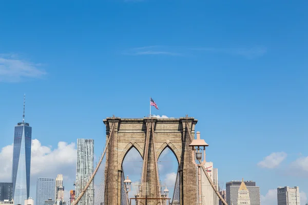 Brooklyn bridge en centrum — Stockfoto