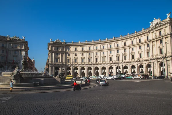 A kút a megjelenítői, a piazza della repubblica — Stock Fotó