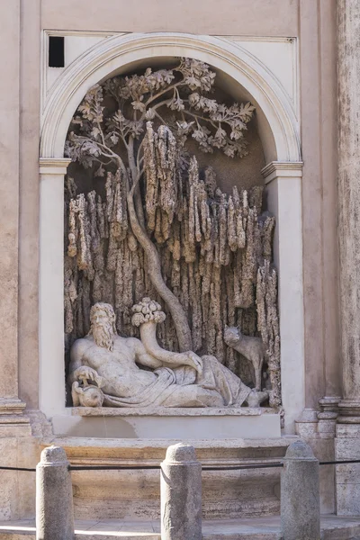 Estatua en una pared en Roma —  Fotos de Stock