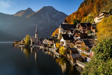 Hallstatt waterfront ana uyanık noktadan sonbaharda.