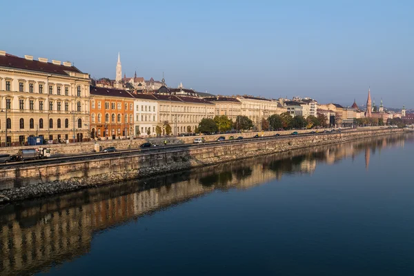 Sztehlo Gabor rakpart a orillas del Danubio en Budapest — Foto de Stock