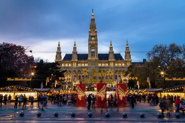 Kerstmarkt in Rathaus (Wenen City Hall) — Stockfoto