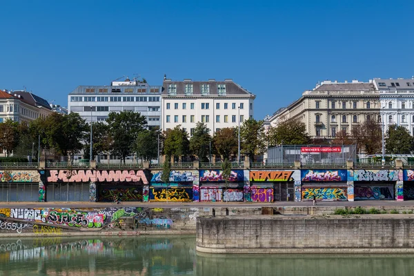 Edificios a lo largo del Canal del Danubio en Viena — Foto de Stock
