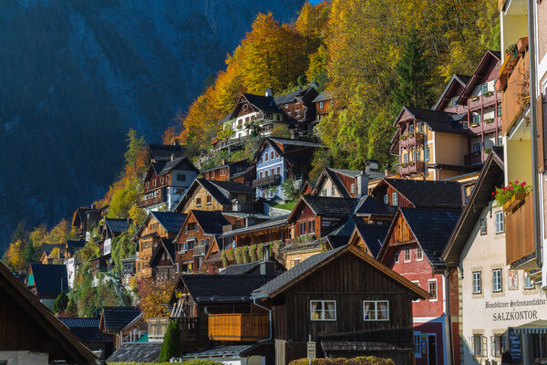 Здания в Халлстате осенью
