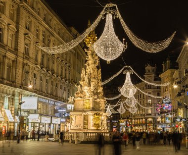 Viyana Noel sezonu boyunca geceleri sokağa Graben