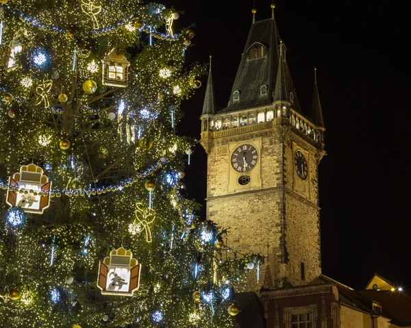 Vieille mairie Tour de l'horloge et le sapin de Noël à Prague — Photo