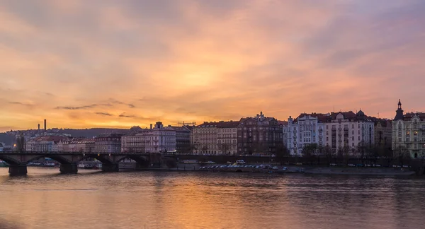Moldva napnyugtakor Prágában — Stock Fotó