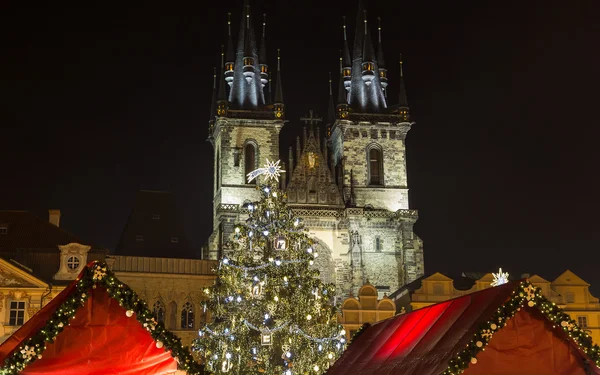 Церковь Пресвятой Богородицы перед Тыном на Рождество в Праге — стоковое фото