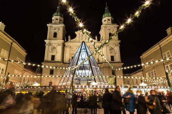 Mercado de Navidad de Salzburgo por la noche — Foto de Stock