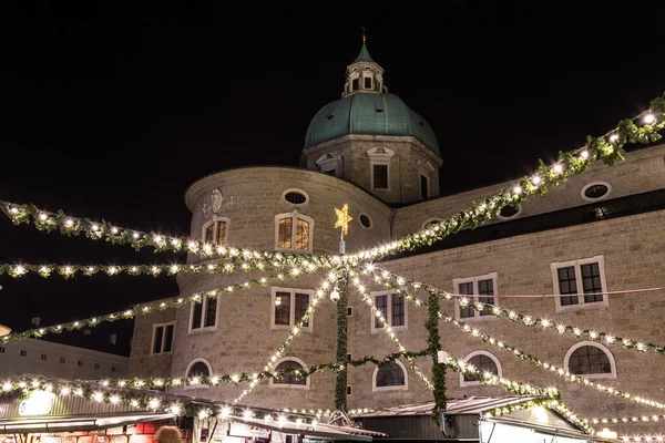 Marché de Noël de Salzbourg sur la Residenzplatz la nuit — Photo