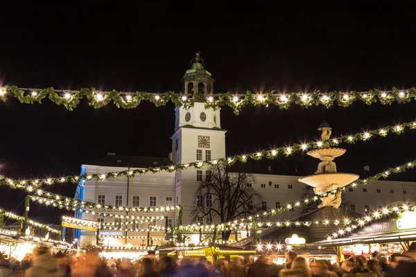 Зальцбург Різдвяний ярмарок у Residenzplatz вночі — стокове фото