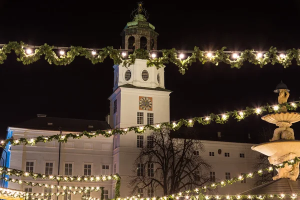 Marché de Noël de Salzbourg sur la Residenzplatz la nuit — Photo