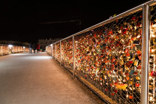 Hangsloten op de Makartsteg brug in Salzburg nachts — Stockfoto