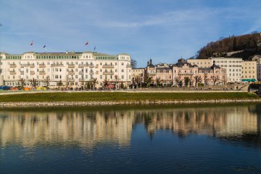 Nehir partnerliğindeki Salzburg boyunca binalar