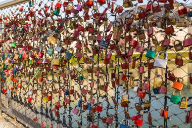 Salzburg Makartsteg Bridge'de gün boyunca kilitler