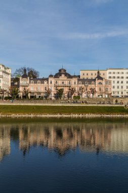 Nehir partnerliğindeki Salzburg boyunca binalar