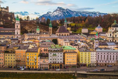 Yüksek binalar ve dağlar gösterilen Salzburg görünümünü