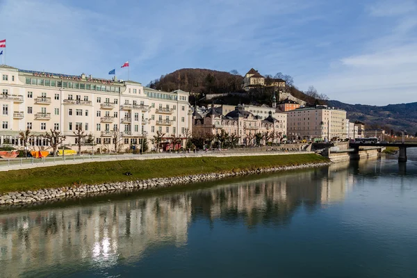 Gebouwen langs de rivier Salzach in Salzburg — Stockfoto