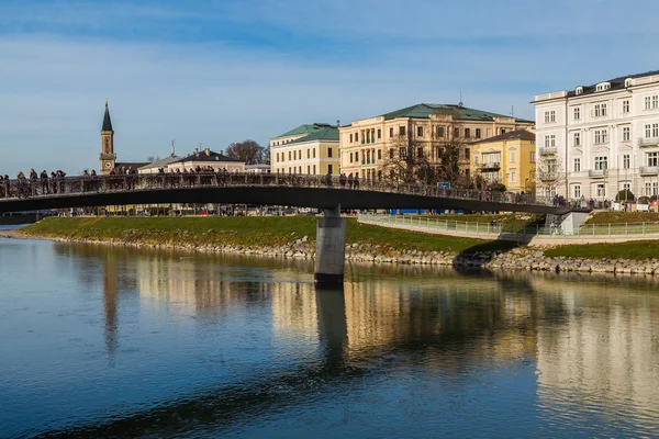 Gün boyunca Salzburg bina ve Makartsteg Köprüsü — Stok fotoğraf