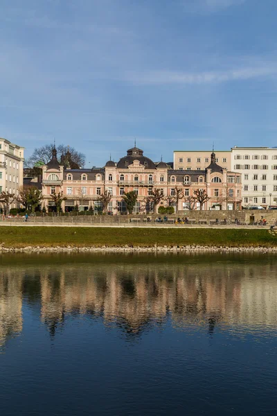 Bâtiments le long de la rivière Salzach à Salzbourg — Photo