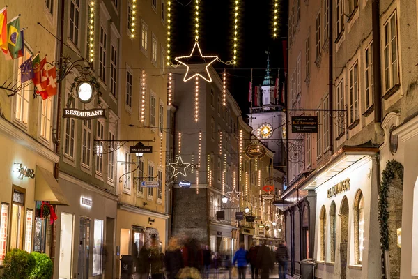 Getreidegasse em Salzburgo no Natal — Fotografia de Stock