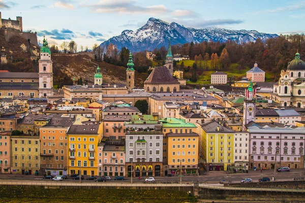 Hoge uitzicht op Salzburg met gebouwen en bergen — Stockfoto