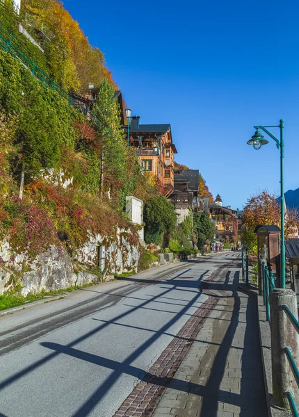 Straße in Hallstatt am Wasser entlang — Stockfoto