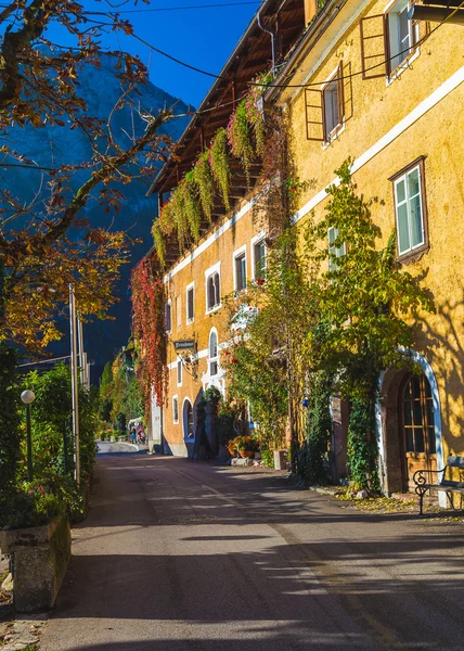 Az út mentén a vízpartra Hallstatt — Stock Fotó