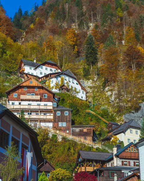 ハルシュタットの建物は秋の山をアップします。 — ストック写真