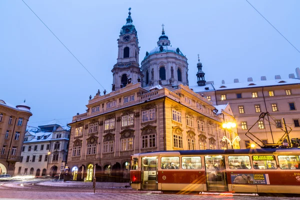 Iglesia de San Nicolás en Praga al anochecer — Foto de Stock