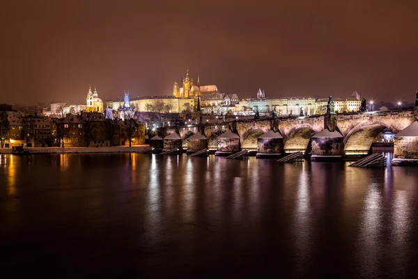 Prague Skyline la nuit en hiver — Photo