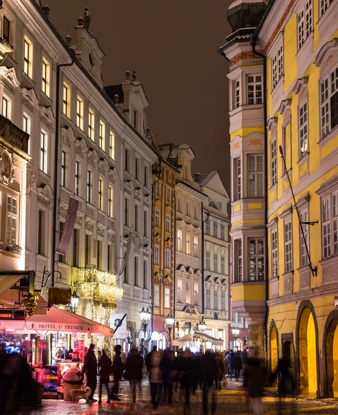 Mannelijke Namesti straat in Praag bij nacht — Stockfoto