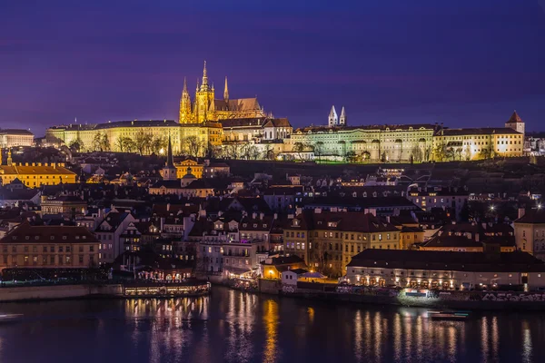 El horizonte de Praga al anochecer — Foto de Stock