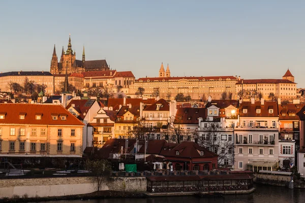 Castillo y Edificios de Praga en el Barrio Menor por la Mañana — Foto de Stock