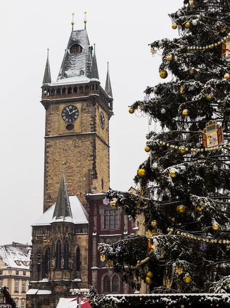 Часовая башня Староместской площади и Рождественская елка — стоковое фото