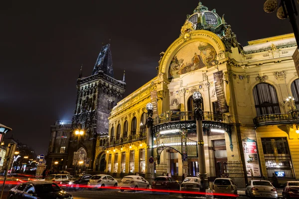 Kruttornet och stadshuset i Prag på natten — Stockfoto