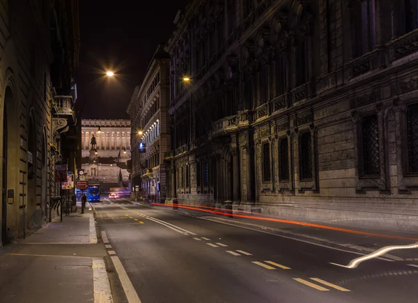 Vue le long de la Via del Corso la nuit — Photo