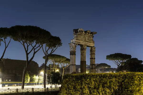 Ruines à Rome la nuit — Photo