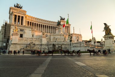 Piazza Venezia ve Vittoriano'ya Emanuele Monume önünde atlar