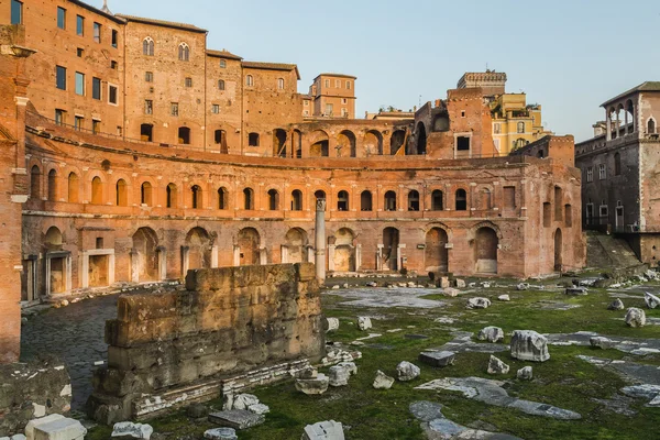 Ruinas del Mercado de Trajano (Mercati di Traiano) en Roma al sol — Foto de Stock