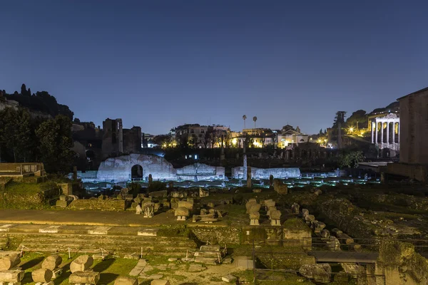 Ruine în Roma noaptea — Fotografie, imagine de stoc