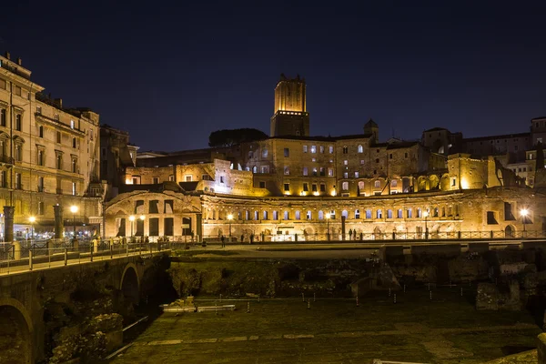 Rovine del Mercato di Traiano (Mercati di Traiano) a Roma di notte — Foto Stock