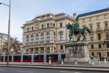 Tramvaylar ve Viyana'da Scwarzenberglatz boyunca binalar