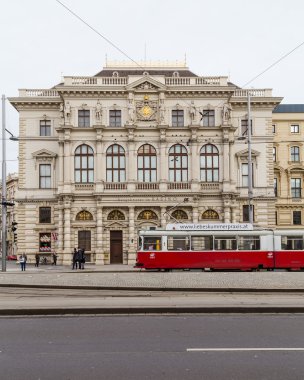Tramvaylar ve Viyana'da Scwarzenberglatz boyunca binalar