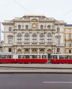 Tramvaylar ve Viyana'da Scwarzenberglatz boyunca binalar