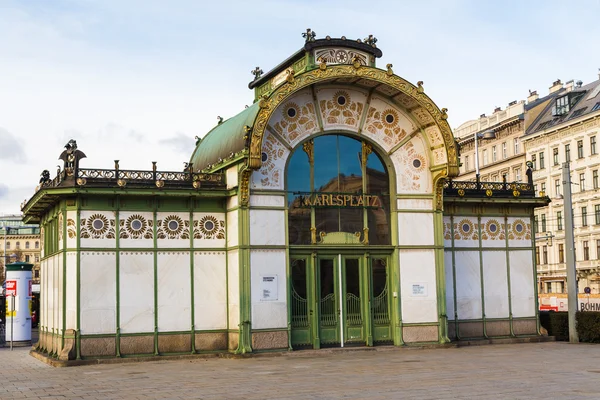 U vjezdu do stanice metra Karlsplatz — Stock fotografie